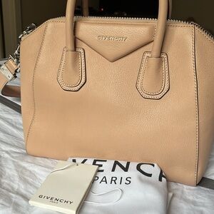 GIVENCHY ANTIGONA BAG GOATSKIN POWDER like new